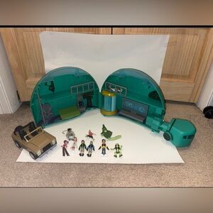 Rare retired Wild Kratts tortuga, Jeep, and characters